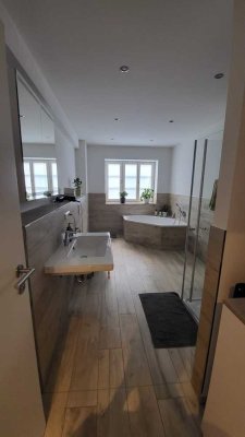 Nachmieter zum 01.10.2025 gesucht / 5-Zimmer-EG-Wohnung mit gehobener Innenausstattung