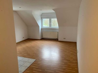 *Achtung Pendler/Singles! Nette, kleine 1,5-2-Zi.-Dachgeschoßwohnung!*