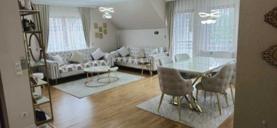 3-Zimmer-DG-Wohnung mit gehobener Innenausstattung mit Einbauküche und Möbeliar in Leingartente