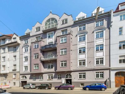 Bezugsfreie 3-Zimmer-Wohnung in gepflegtem Altbau in Schwabing im 4. OG mit Lift
