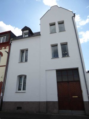 Sehr geräumiges Wohnhaus mit Hofgrundstück im Schiersteiner Ortskern