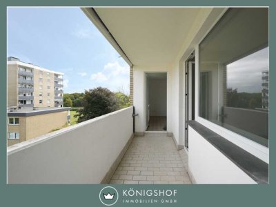 Weitblick inklusive: Frischsanierte 2 Zimmerwohnung mit schicker Einbauküche und Balkon