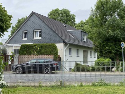 Zwei Mehrfamilienhäuser mit je drei Wohnungen