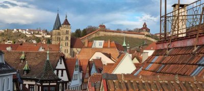 Saniertes Doppelhaus mit zwei großzügigen Wohnungen und zwei Läden in der Altstadt