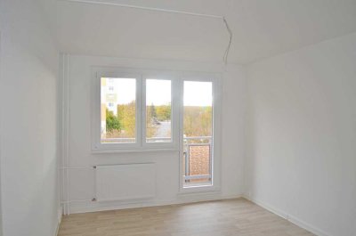 sanierte 3-Raum-Wohnung mit Aufzug, Badewanne, PKW-Stellplatz! Bezug ab 01.08.25 möglich!