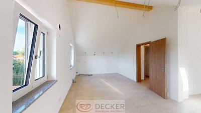 Außergewöhnlich groß: 3-Zimmer-Dachgeschosswohnung mit Balkon ++Decker Immobilien++