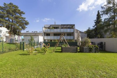 Sehr helle 5 Zimmer Familienwohnung mit westseitigem Balkon, Eigengarten und PKW-Stellplatz