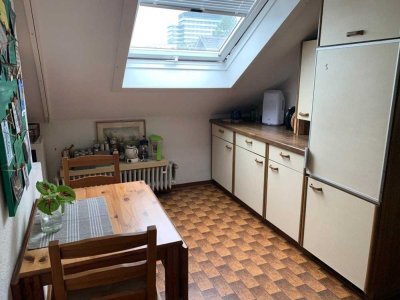 Gemütliche 2-Zimmer-DG-Wohnung mit Einbauküche in Siegen