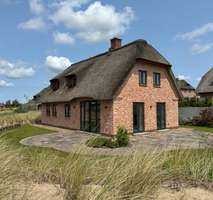Modernes Reetdach-Haus mit Schlei-Blick und Boots-Liegeplatz in der Marina Schleiterrassen