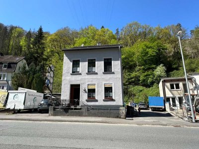 Wohnhaus mit gepflegter Gewerbehalle und Büroräumen in verkehrsgünstiger Lage