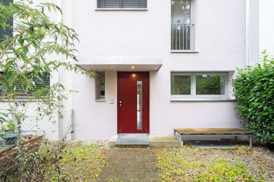 Optik und Technik in Bestform! Neuwertiges Reihenhaus mit Garten und Dachterrasse