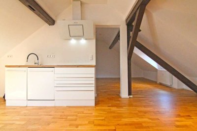 Kleine Dachgeschosswohnung in laienhaft saniertem Fachwerkhaus – Rheinbischofsheim