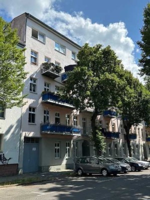 ATTRAKTIVE KAPITALANLAGE: VERMIETETE 3,5 ZIMMERWOHNUNG MIT BALKON IM GRÜNEN BERLIN-TREPTOW