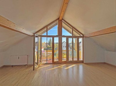 2-Zi.-Dachgeschosswohnung mit offenen Sichtdachstuhl und Süd-Balkon