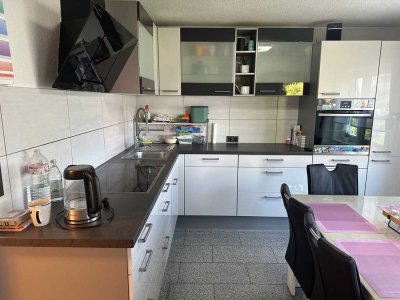 schöne modernisierte 4 Zimmerwohnung im 1 OG mit Einzelgarage