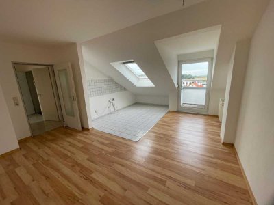 Frisch renovierte 2-Zimmer-DG-Wohnung mit kleinem Balkon in Leipheim
