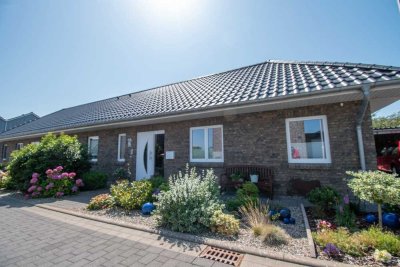 Energieeffizient und gepflegt: Doppelhaushälfte mit idyllischem Garten und Carport