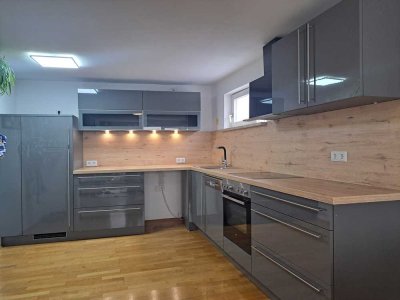 Hochpaterre im Zentrum von AN mit EBK und Balkon