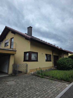 Großzügige Wohnung über den Dächern von Fichtenberg mit Balkon und Garage