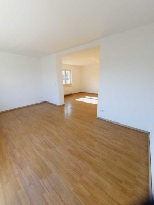 Helle 3 Zimmer Wohnung, 96 qm, EG, in Dreifamilienhaus top isoliert.