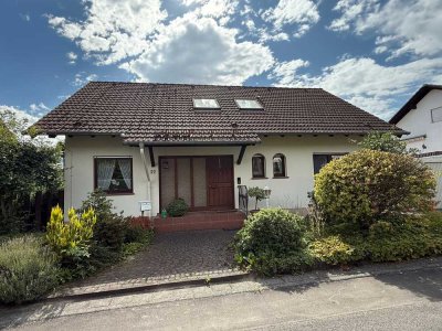 **Gepflegtes Einfamilienwohnhaus in massiver Bauweise mit ELW in Ortsrandlage**