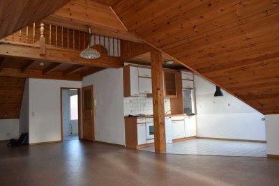 Ober-Erlenbach: Außergewöhnliches, "offenes" und gemütliches 2 Zi.-DG-Studio mit großen Balkon
