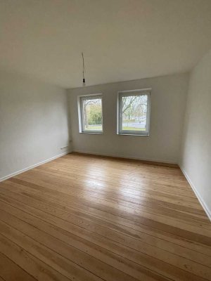 *Erdgeschosswohnung mit Echtholzfußboden*