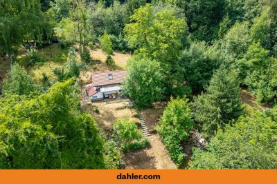 Ruheoase im Wald: Charmantes Wochenendhaus auf großem Grundstück in Stuttgart-Sillenbuch