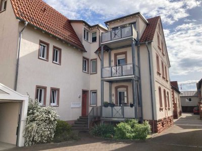 ++ Modernisierte, helle 3,5 ZKBBalkon Wohnung im 1.OG eines 3-Parteienhauses in Herxheim ! ++
