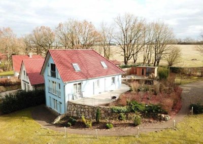 Grosses helles Ferienhaus mit Bootssteg