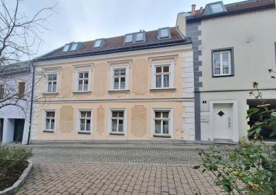 Historische 3-Zimmer Wohnung im Souterrain eines denkmalgeschützten Bürgerhauses - im unsanierten Zustand