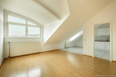 Charmante 2-Zimmer-Dachgeschosswohnung mit moderner Küche, Kellerraum und Stellplatz zu vermieten