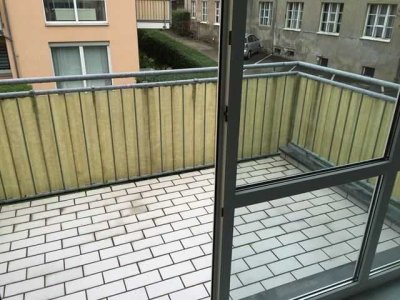 Großzügige 2-Zimmer mit Wannenbad, Balkon und Laminat in ruhiger Lage! SP mgl.