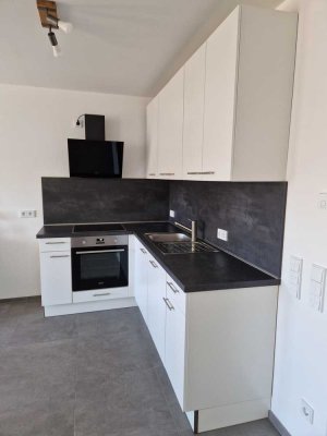 helle 2 Zi. Wohnung 2.OG mit Balkon & Loggia