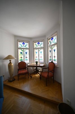RIEDENBURG | Voll möblierte 3 Zimmerwohnung mit Balkon und Garage in wunderschönem Altbau