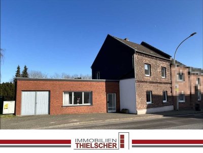 Großzügiges Wohnhaus mit zwei Anbauten und weitläufigem Grundstück