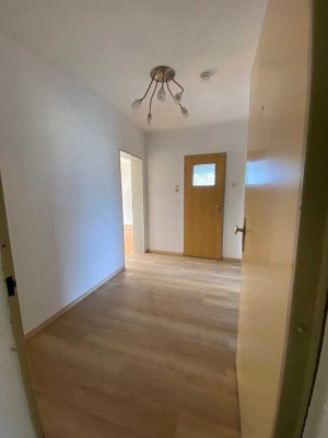 Helle 2-ZKB-Wohnung mit 2 Balkonen, 6. OG, Aufzug, Schwimmbad, Sauna – 88.000 € VB