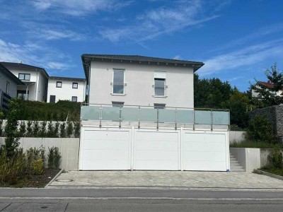 Moderne Stadtvilla mit großer Sonnenterrasse und 3 Garagen