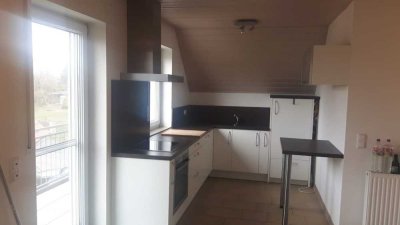 Neuwertige 2-Zimmer-Dachgeschosswohnung mit Balkon und EBK (gegen Ablöse) in einem OT von Emskirchen