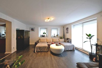 Moderne 4-Zi.-Whg. mit eigenem Garten in kernsaniertem Dreifamilienhaus