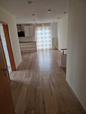 Ansprechende 2,5-Zimmer-Maisonette-Wohnung mit Balkon und Einbauküche in Dingolfing