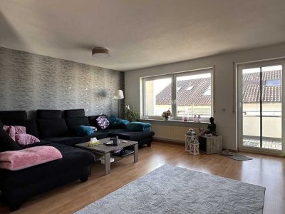 Lichtdurchflutete, großzügige 4 1/2 Zi.-Whg. in Ortsrandlage, Südwestbalkon, Laminat, Garage + Stpl.