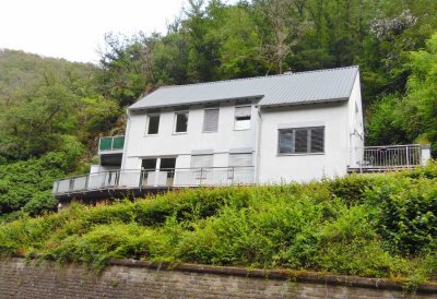 **Interessantes Einfamilienhaus mit großem Balkon/Terrasse und 2 Garagen**