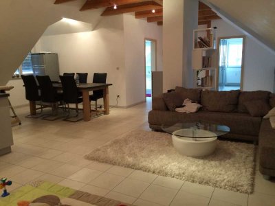 Helle 2,5-Zimmer-Dachgeschosswohnung mit Sicht-Dachstuhl, Balkon – Ingolstadt Südviertel