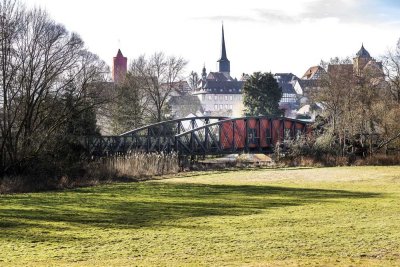 Wohnen als Kunstwerk! Eisenbahnbrücke mit fertig gestelltem Haus und zwei weiteren Baugrundstücken!