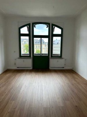 Neu renovierte 5-Zimmer-Wohnung mit Balkon, Abstellraum und geräumigem Flur, perfekt WG geeignet, EB