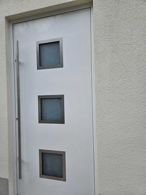 Unterkellerter Reihenhaus-Neubau mit Wärmepumpe, Garten und Carport