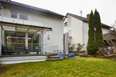 Charmantes Zweifamilienhaus mit ausgebautem Dachgeschoss und Wintergarten