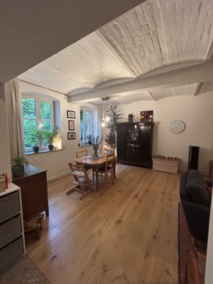 Geschmackvolle 4-Zimmer-Souterrain-Wohnung mit gehobener Innenausstattung mit EBK in Hannover