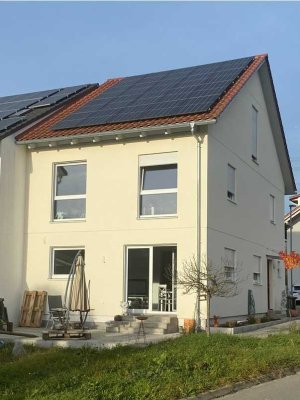 Stilvolles Reiheneckhaus  mit naturbelassenem Garten für eigene Ideen